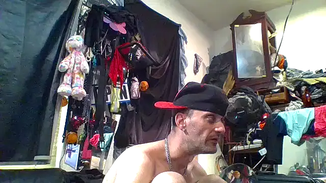 Snapshot of slinginbigD chatting on October 11, 7:04 pm slinginbigD online show from October 11, 7:04 pm