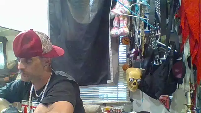 Snapshot of slinginbigD chatting on October 4, 11:06 pm slinginbigD online show from October 4, 11:06 pm