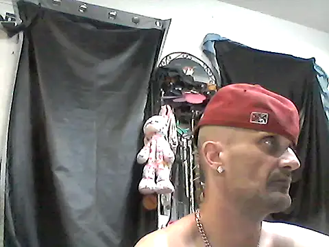 Snapshot of slinginbigD chatting on September 16, 12:44 am slinginbigD online show from September 16, 12:44 am