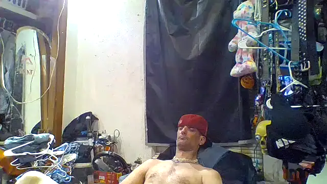Snapshot of slinginbigD chatting on October 3, 3:09 am slinginbigD online show from October 3, 3:09 am