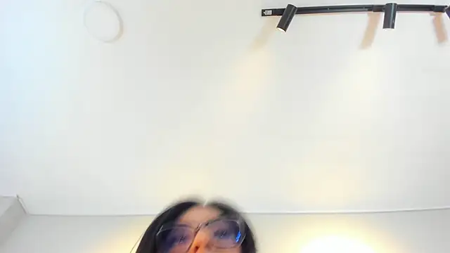 Isis Osman online show from January 6, 7:07 pm