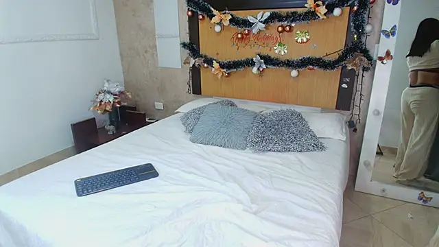 mialopez52 online show from December 13, 11:00 pm