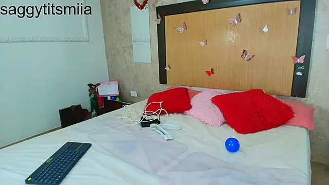 mialopez52 online show from March 25, 7:13 pm