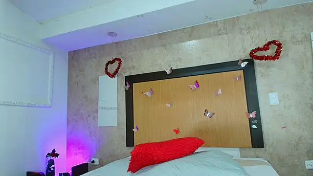 mialopez52 online show from April 15, 7:58 pm