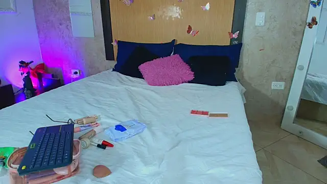 mialopez52 online show from March 7, 10:15 pm