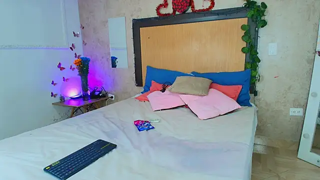 Snapshot of mialopez52 chatting on June 30, 7:03 pm mialopez52 online show from June 30, 7:03 pm