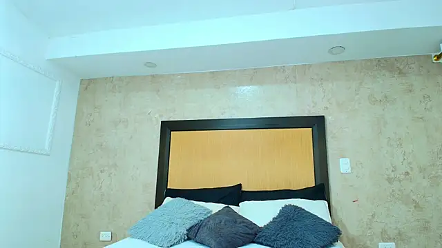 Snapshot of mialopez52 chatting on February 20, 8:47 pm mialopez52 online show from February 20, 8:47 pm