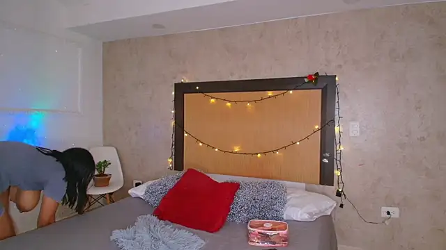 mialopez52 online show from November 4, 6:11 pm