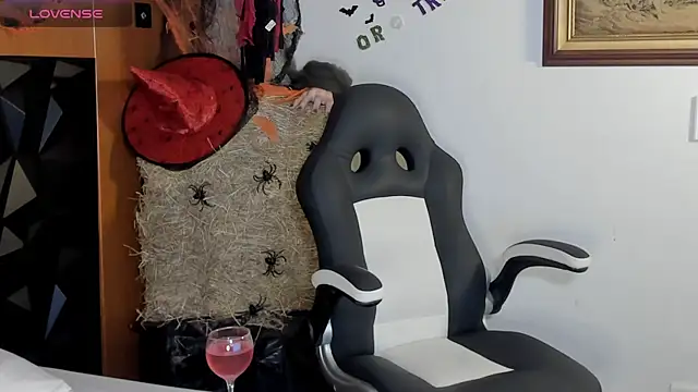 Wendy Marchall online show from October 28, 7:24 pm