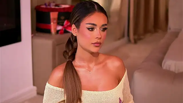 Snapshot of YasmineShaw chatting on November 12, 11:52 pm YasmineShaw online show from November 12, 11:52 pm