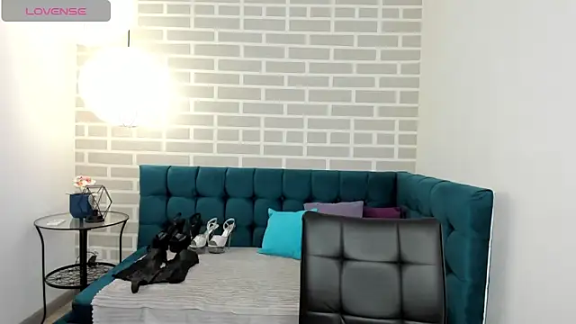 Snapshot of Linda_Insatiable chatting on November 23, 1:37 am Linda Insatiable online show from November 23, 1:37 am