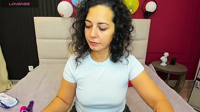 Snapshot of Linda_Insatiable chatting on October 4, 1:29 am Linda Insatiable online show from October 4, 1:29 am