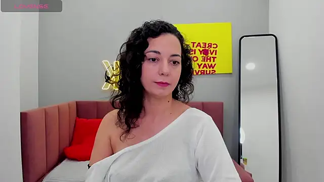 Snapshot of Linda_Insatiable chatting on November 18, 1:32 am Linda Insatiable online show from November 18, 1:32 am