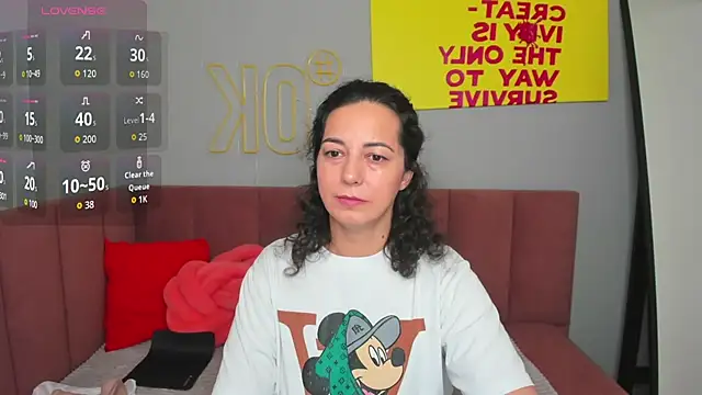 Snapshot of Linda_Insatiable chatting on November 13, 1:31 am Linda Insatiable online show from November 13, 1:31 am