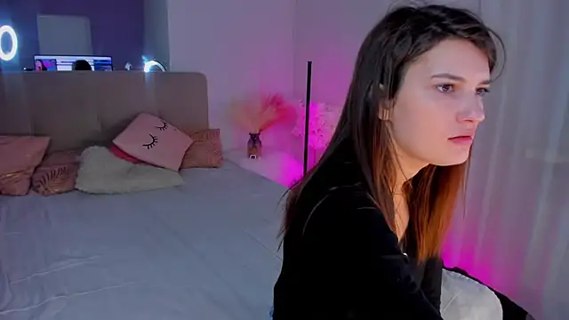 Laura Leee online show from March 9, 6:28 am