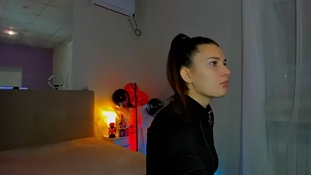 Laura Leee online show from November 6, 6:17 am