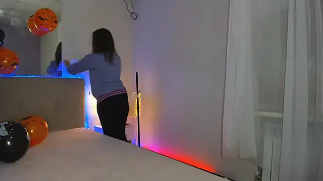 Laura Leee online show from October 24, 5:28 am