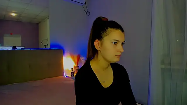 Laura Leee online show from November 12, 6:28 am