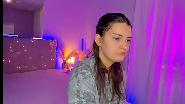 Laura Leee online show from April 4, 4:52 am