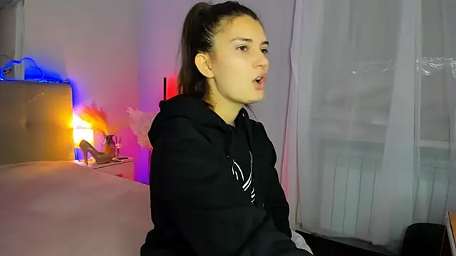 Laura Leee online show from November 29, 5:51 am