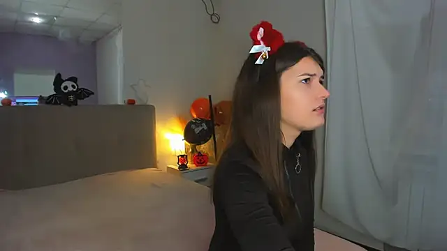 Laura Leee online show from October 28, 6:23 am