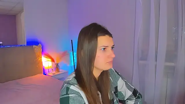 Snapshot of Laura_Leee chatting on February 3, 6:33 am Laura Leee online show from February 3, 6:33 am