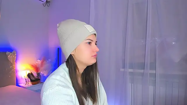 Snapshot of Laura_Leee chatting on February 17, 6:33 am Laura Leee online show from February 17, 6:33 am