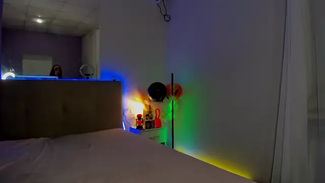 Laura Leee online show from November 7, 6:29 am