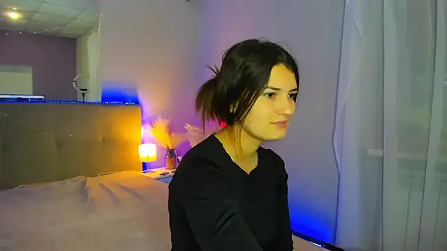 Laura Leee online show from November 20, 5:52 am