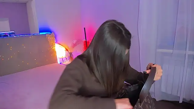 Snapshot of Laura_Leee chatting on February 2, 6:23 am Laura Leee online show from February 2, 6:23 am