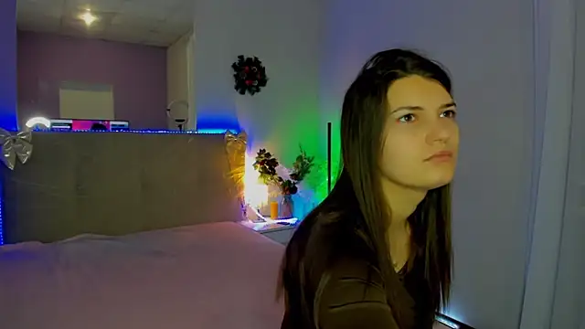 Snapshot of Laura_Leee chatting on December 18, 6:18 am Laura Leee online show from December 18, 6:18 am