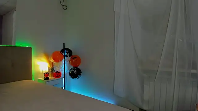 Laura Leee online show from October 30, 6:12 am