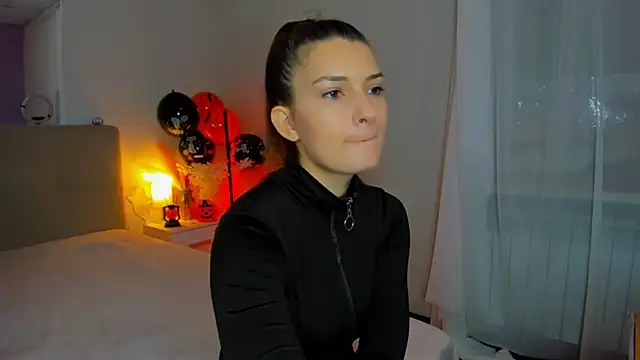 Laura Leee online show from November 3, 6:29 am