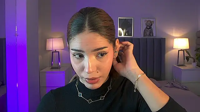Snapshot of Madie__collins chatting on May 7, 12:08 pm Madie collins online show from May 7, 12:08 pm