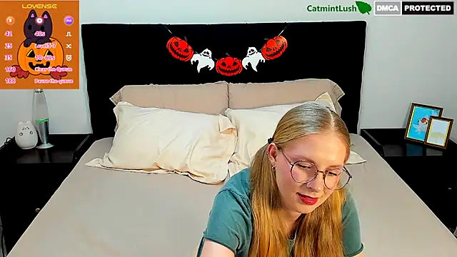CatmintLush online show from October 26, 11:49 pm