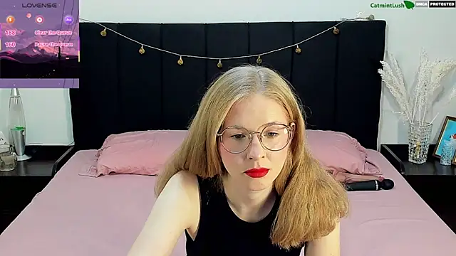 Snapshot of CatmintLush chatting on June 17, 11:36 pm CatmintLush online show from June 17, 11:36 pm