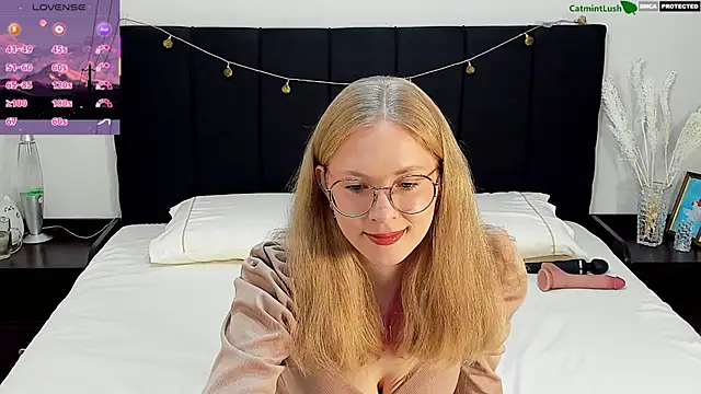 Snapshot of CatmintLush chatting on June 21, 11:43 pm CatmintLush online show from June 21, 11:43 pm