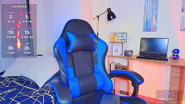 Snapshot of aron_wi chatting on December 16, 11:03 am aron wi online show from December 16, 11:03 am