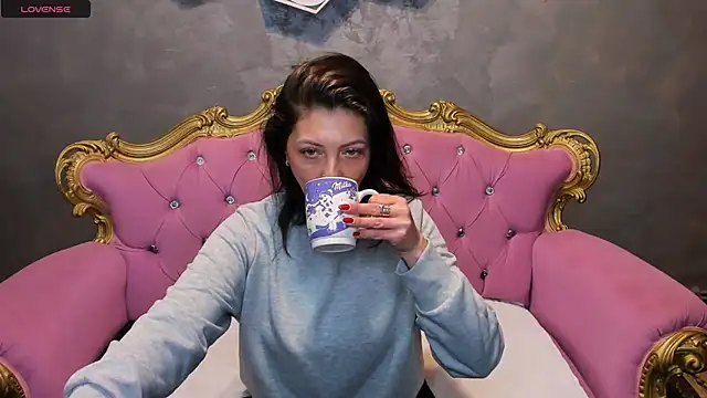 DivinSandra online show from May 5, 6:05 am
