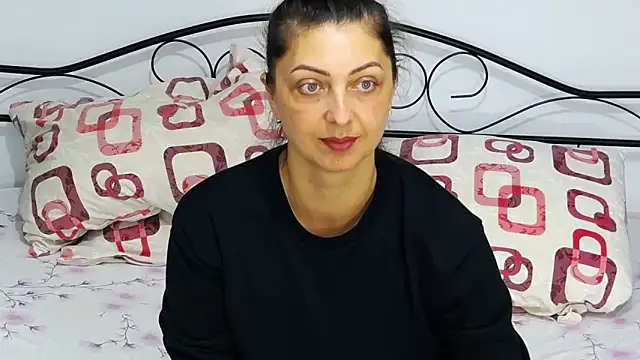 Snapshot of DivinSandra chatting on February 7, 6:45 am DivinSandra online show from February 7, 6:45 am
