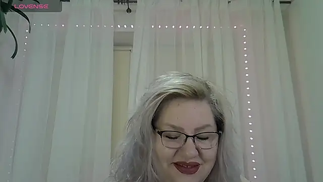 Snapshot of AngelinaGlam chatting on October 16, 6:38 pm AngelinaGlam online show from October 16, 6:38 pm