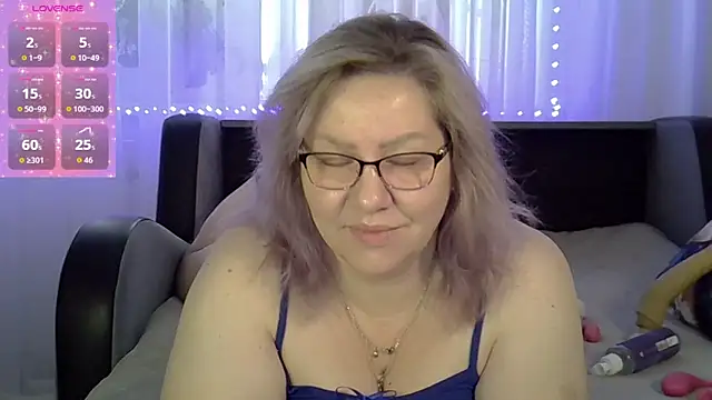 Snapshot of AngelinaGlam chatting on October 12, 11:00 am AngelinaGlam online show from October 12, 11:00 am