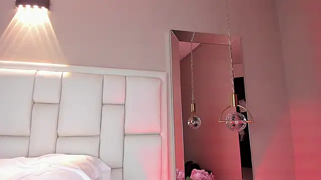 AvyMilton online show from January 5, 5:27 pm