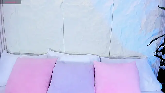 AvyMilton online show from November 10, 11:48 am