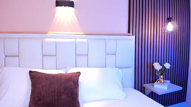 AvyMilton online show from April 14, 11:37 am