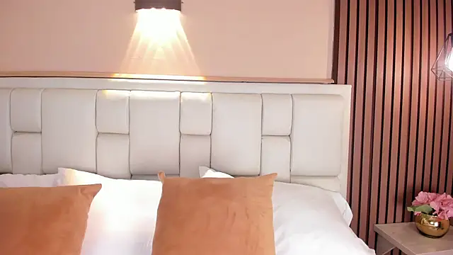 AvyMilton online show from March 16, 11:47 am