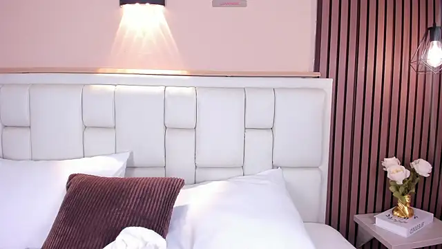 AvyMilton online show from April 4, 11:39 am