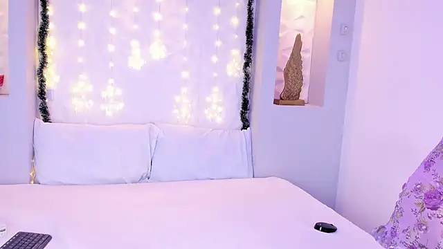 EmilyRouss  online show from December 3, 7:13 pm