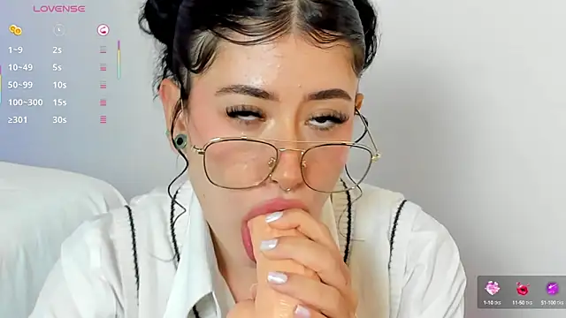 melody suarez online show from March 8, 11:07 pm