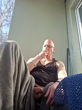 Snapshot of Maiki82 chatting on March 21, 8:28 am Maiki82 online show from March 21, 8:28 am